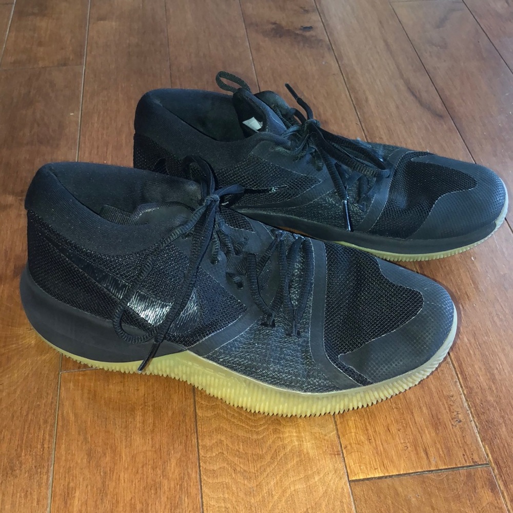 Basketball shoes
